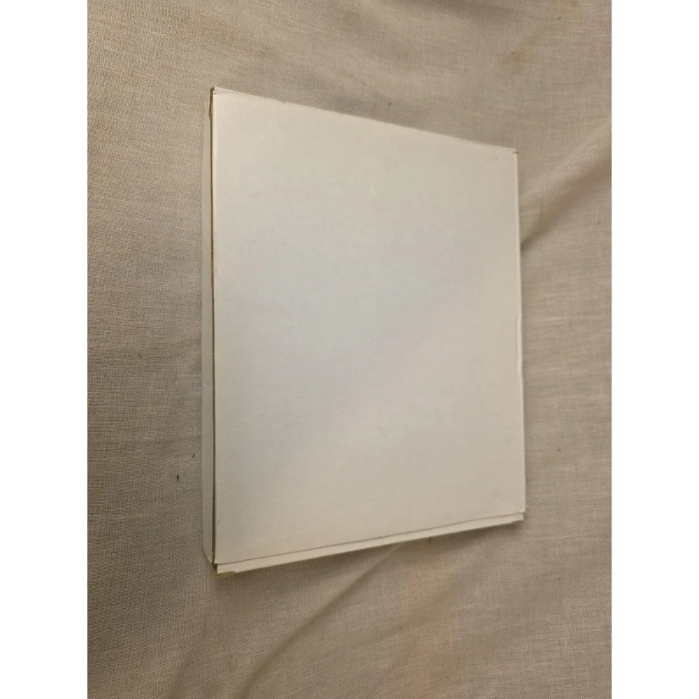 Minimalist clean girl aesthetic‎ frame. The ultimate main character room decor.